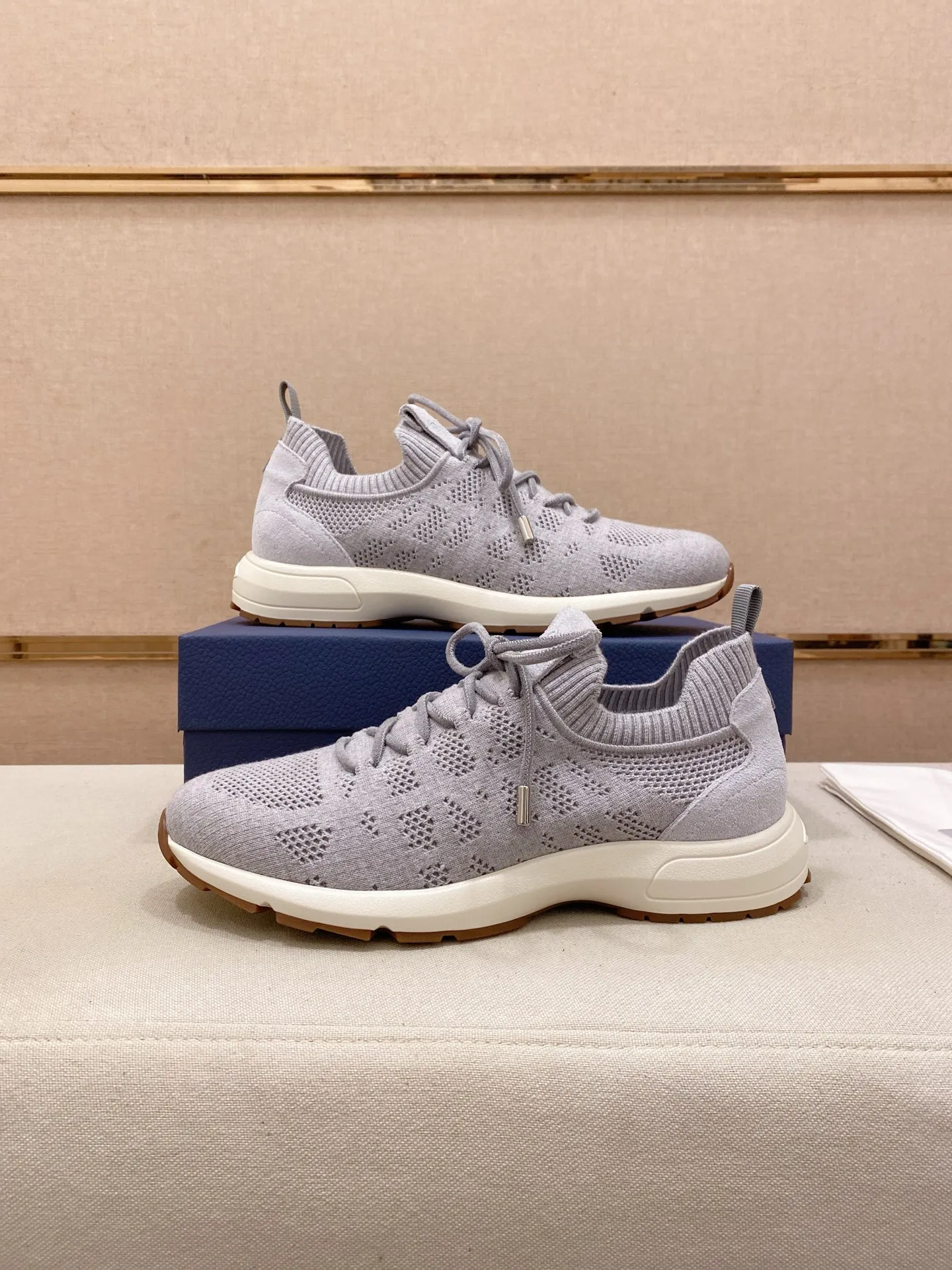 Factory price: 420💰Dior's latest men's fashion sneakers. This item draws inspiration from retro jogging shoes. Featuring a thick, low-top design, it features a mesh fabric upper and an ultra-light rubber foam sole. The side is decorated with an embossed "Di~r" logo. Code number: 39-44 (order 38, 45, 46)